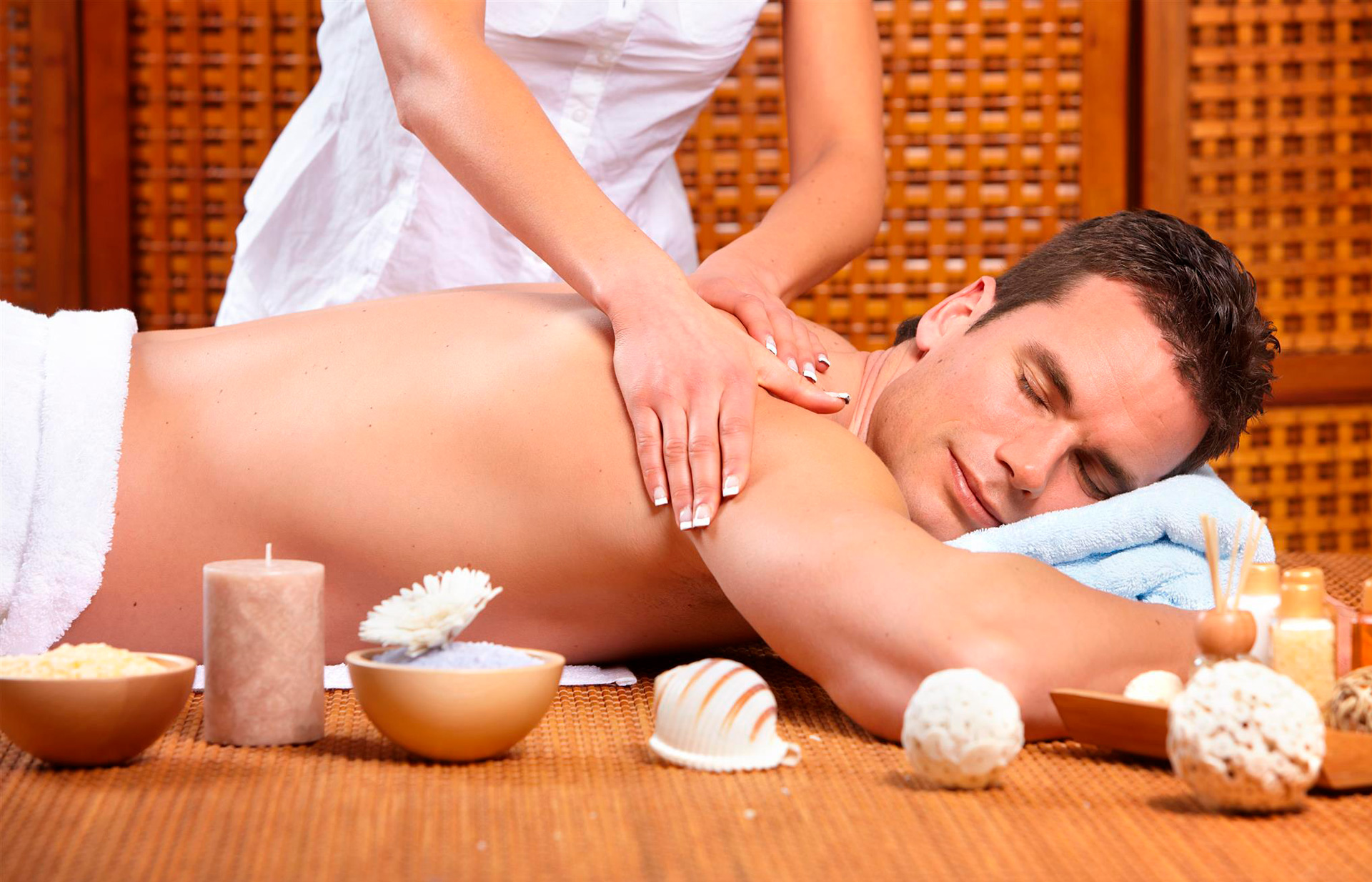 Https massage com. Мужик в спа салоне. Спа для мужчин. Спа массаж. Спа салон массаж.